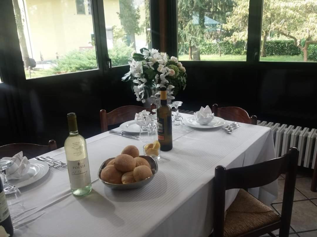 Mambly B&B Ristorante Pizzeria Galliate Bagian luar foto